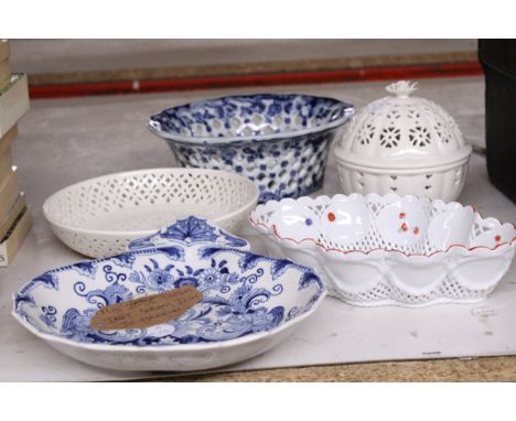 FIVE CERAMIC ITEMS TO INCLUDE A MID 20TH CENTURY DUTCH DELFT SERVING DISH BY MAKKUM AND FURTHER LATTICE STYLE TRINKET DISHES/