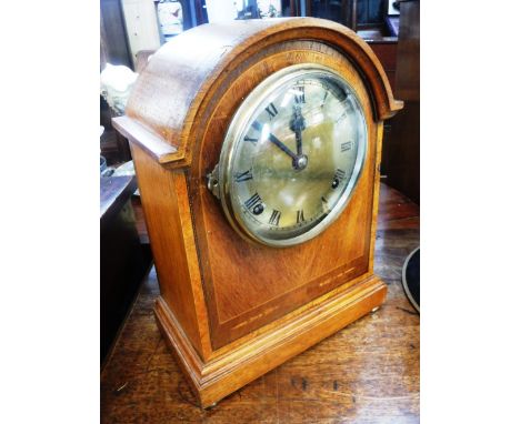 AN EDWARDIAN OAK CASED MANTEL CLOCK with brass dial (without pendulum or key)