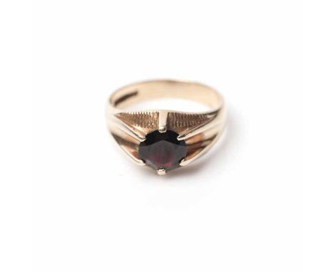 GENTLEMAN'S GARNET RING
set with a central oval garnet, hallmarked for nine carat gold, size R-S