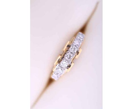 UNUSUAL DIAMOND SEVEN STONE RING
with illusion set brilliant cut diamonds, the setting modelled as links in a chain, in eight