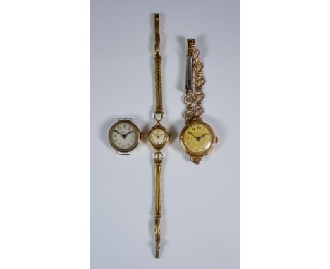 A Lady's Derrick, Manual Wind Wristwatch, Early 20th Century, 9ct gold case and bracelet, 15mm diameter case, the white dial 