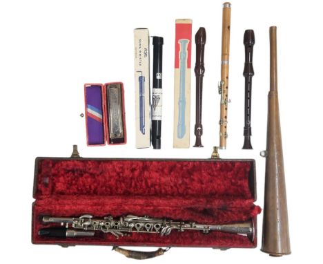 A Reid's Metal Clarinet with hard shell case, made in the USA, serial. B6491, also collection of wind instruments (6) Conditi