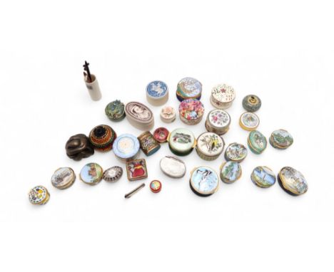 A collection of enamel pill boxes including Halcyon Days, Staffordshire Enamels, Alastor Enamels, Crummles together with vari