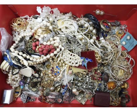 A large collection of vintage costume jewellery to include items by Miracle and Black Baron Pewter. Condition Report:No condi