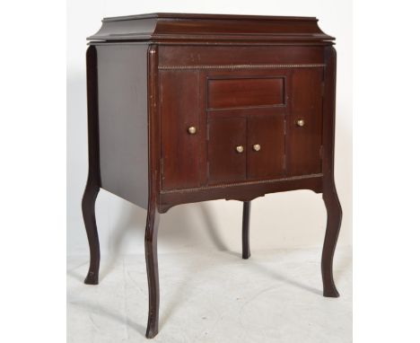 An Edwardian Concert Grande floor standing mahogany gramophone player&nbsp; cabinet, with hinged cover on four cabriole legs.