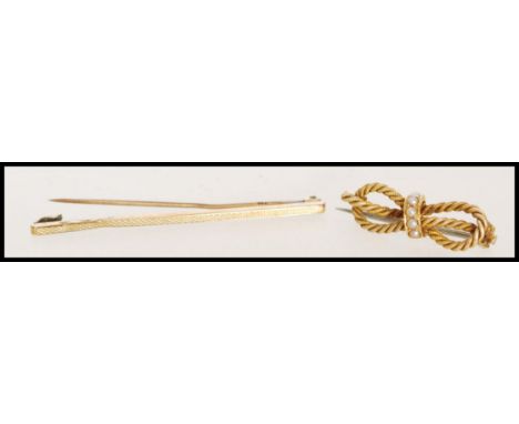 A 9ct gold ladies vintage bar brooch with engine turned decoration. Pin verso being stamped 9ct gold, makers H.G.&amp; S Leng