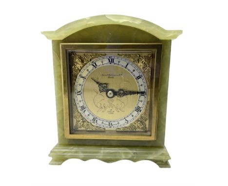 Elliot - English 20th century timepiece mantle clock in a green Onyx case, brass dial with spandrels, pierced steel hands, en