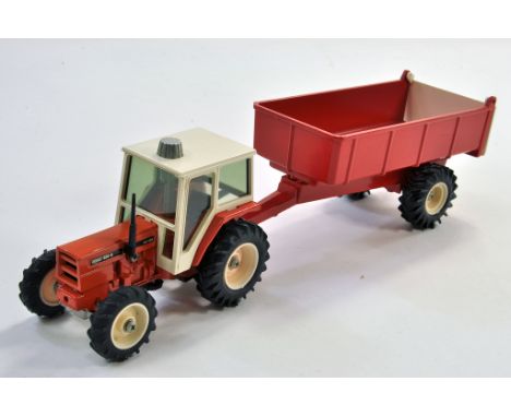 Solido Farm issue comprising Renault 651-4 Tractor and Trailer. With steering mechanism. Very good. Condition Reports: Please