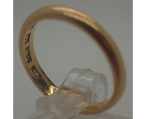 22 ct gold band, size K, 3.0 g   CONDITION REPORT:  Ring is in good condition, minor use surface scratching