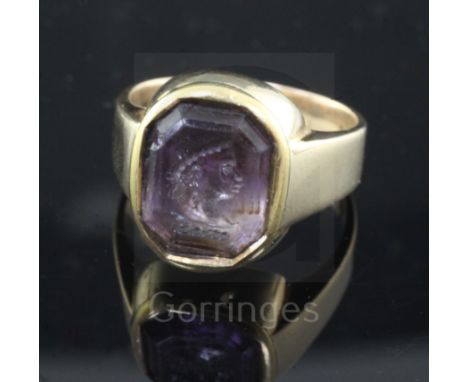 A late Victorian 15ct gold and octagonal amethyst intaglio ring, carved with the bust of a black man to sinister, size Q.