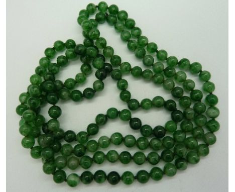 A jade necklace, length 126cm