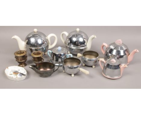 A Heatmaster teapot and similar Everhot teapot, along with another chrome covered set. 