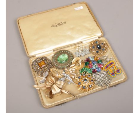 Sixteen vintage costume jewellery brooches including white paste and beadwork examples. 