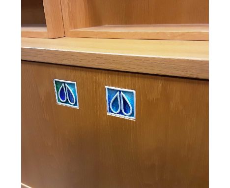 BRUCE HAMILTON FURNITURE MAKERS OF GLASGOW, OAK WALL UNIT INSPIRED BY CHARLES RENNIE MACKINTOSH with sets of glass shelves fl