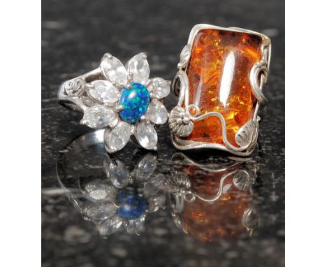 A silver and amber style ring together with another flower shaped ring set with CZstamped 925. Weight 17,1g GW.