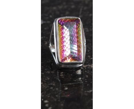 A ladies 20th century retro style silver mystic topaz dress cocktail ring. Weight 9,2g.