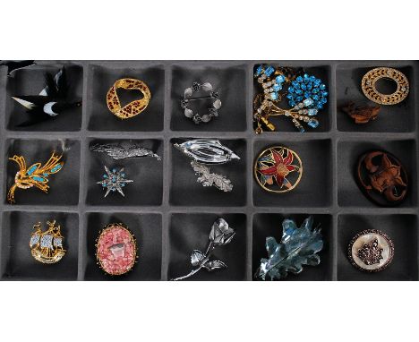 A collection of 15 costume jewellery brooches to include gold plated, enamel set, wooden, silver plated, feather etc