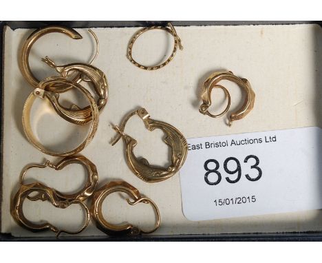 A collection of 9ct gold to include chase decorated ring, 3 sets of earrings and 2 single earrings. Combined weight 6.4g