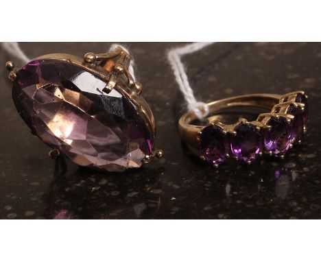 Two 9k gold amethyst dress rings. Weight 10,4g GW.