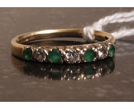 A 9k gold emerald and diamond ring. Weight 1,9g.