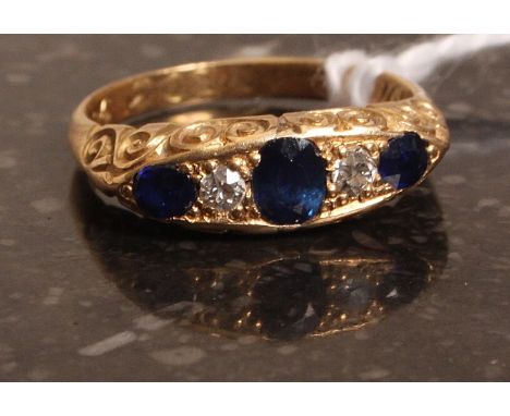 An 18k gold sapphire and diamond antique ring. Weight 3.9g.