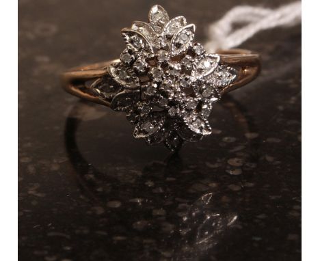 A 9k gold diamond ring. Weight 4,8g.
