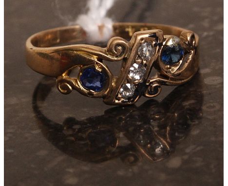 An 18k  gold diamond and sapphire antique ring. Weight 2,9g.