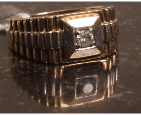 A 9k gold single stone gentlemans diamond ring 20 pts. Weight 6,6g.