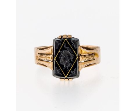   Ring mit Intaglio  Ring mit Intaglio   RG, 333. Hochrechteckiger Kopf, besetzt mit einem  anthrazitfarbenen Schmuckstein (v