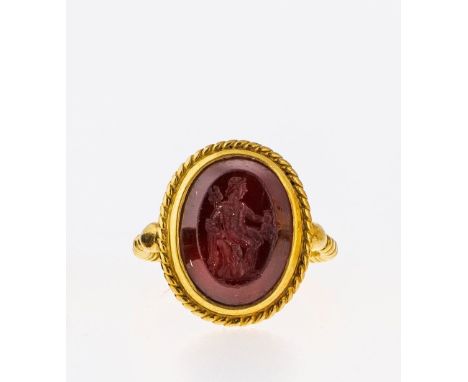   Ring mit Intaglio  Ring mit Intaglio   GG, 750 (nicht punziert, geprüft). Hochovaler Kopf mit  kordiertem Rand. Besetzt mit