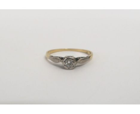   Ring  Ring   GG, 750. Kopf in WG abgesetzt und besetzt mit einem Brillanten  von etwa 0,05 ct in sternförmiger Fassung (sta