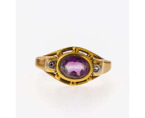   Ring  Ring   GG, 750. Sich gabelnde Runddrahtschiene. Dazwischen eine  querovale, mit einem facettierten Amethyst besetzte 
