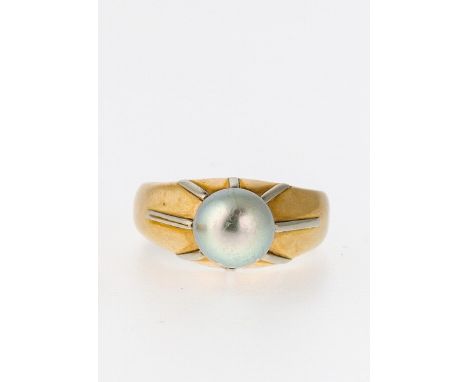   Ring mit Perle  Ring mit Perle   GG, 585. Kegelförmiger Kopf besetzt mit einer silbern  lüstrierenden Zuchtperle, Ø 9 mm, u