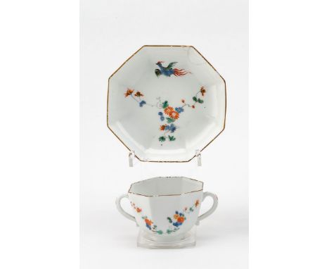  Koppchen mit Unterschale  Koppchen mit Unterschale   Auf Standring, konischer, oktogonaler Korpus, bds. Henkel,  glatter Ra
