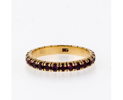   Memoire-Ring  Memoire-Ring   GG, 585. Ringsum ausgefasst mit kleinen, facettierten Rubinen.  Gr. 61. 2,9 g.          