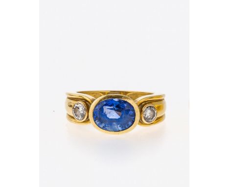   Saphir-Brillant-Ring  Saphir-Brillant-Ring   GG, 750. Querovaler Kopf besetzt mit einem facettierten  Ceylonsaphir von 5,8 