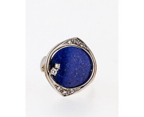   Lapislazuli-Ring  Lapislazuli-Ring   WG, 750. Besetzt mit einer runden Lapislazulischeibe, Ø 17 mm,  zwei Brillanten von zu