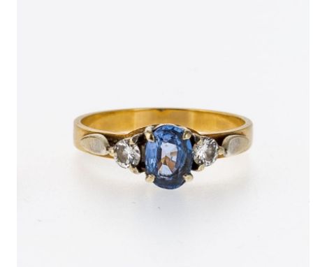   Ring  Ring   GG, 750. Kopf besetzt mit einem hochoval facettierten  Edelstein in hellem Blau (7 x 5 mm, vermutlich Saphir),