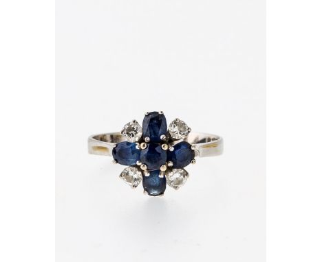   Saphir-Brillant-Ring  Saphir-Brillant-Ring   WG, 750. Blütenförmiger Kopf, Ø 1,2 cm, besetzt mit vier  Brillanten von insge