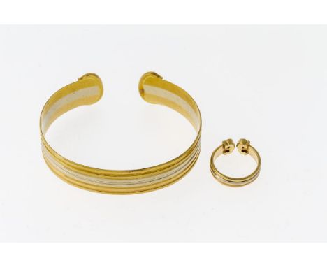   Cartier Armreif und Ring  Cartier Armreif und Ring   GG/WG/RG, 750. Offene, geriefte Schienen mit Doppel-C-Enden.  Zweifarb