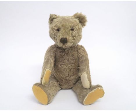   Steiff-Teddybär  Steiff-Teddybär   Plüsch. Stimme in Resten vorhanden. (Bespielt). L. 50 cm.          