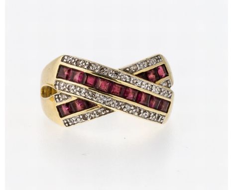   Croisé-Ring  Croisé-Ring   GG, 585. Besetzt mit einem Band von roten Edelsteincarrés, wohl  Rubellite, gesäumt von kl. Diam