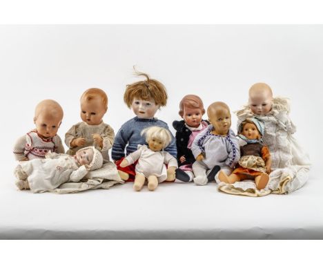   Konv. von neun diversen Puppen  Konv. von neun diversen Puppen   Bestehend aus: Puppenjunge mit Stempel Simon &amp; Halbig 