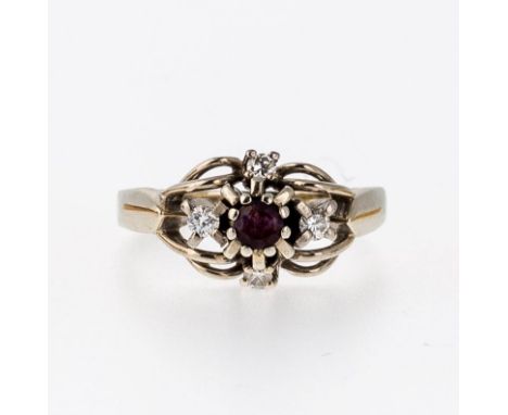   Ring  Ring   WG, 585. Filigraner Kopf, besetzt mit vier Brillanten von  zusammen ca. 0,16 ct. In der Mitte ein rund facetti