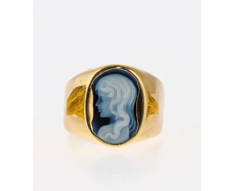   Ring mit Gemme  Ring mit Gemme   GG, 585. Mantelring mit schwarzer Kamee. Darin in Weiß ein fein  geschnittenes Kopfbildnis