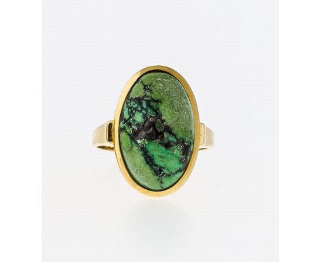   Ring  Ring   GG, 585. Hochovaler Kopf besetzt mit einem ovalen  Türkis-Cabochon in Grün mit Matrix. 1,3 cm x 1,9 cm. Gr. 58