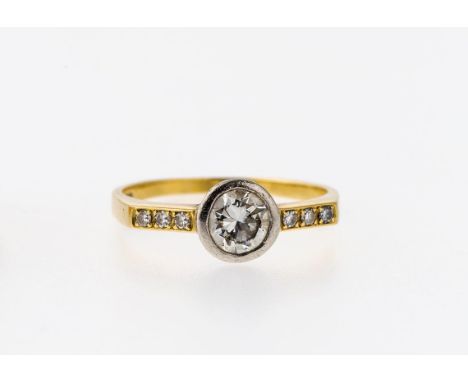   Ring mit Brillantsolitär  Ring mit Brillantsolitär   GG, 750. Gefasst in runder Platinzarge ein lupenreiner, weißer  Brilla