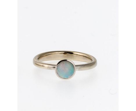   Ring mit Opal  Ring mit Opal   WG, 590. Runder Kopf besetzt mit einem weißen Edelopalcabochon.  Rundliches Schieneprofil, G