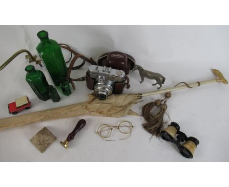 Voigtlander Vitomatic II SLR camera, four green chemist bottles, cast metal model of a horse, pair of vintage spectacles, ope