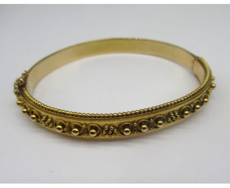 15ct yellow gold bangle with beaded detail and safety chain, stamped 15, 16.8g